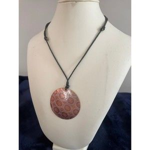 Adjustable shell necklace on cloth string